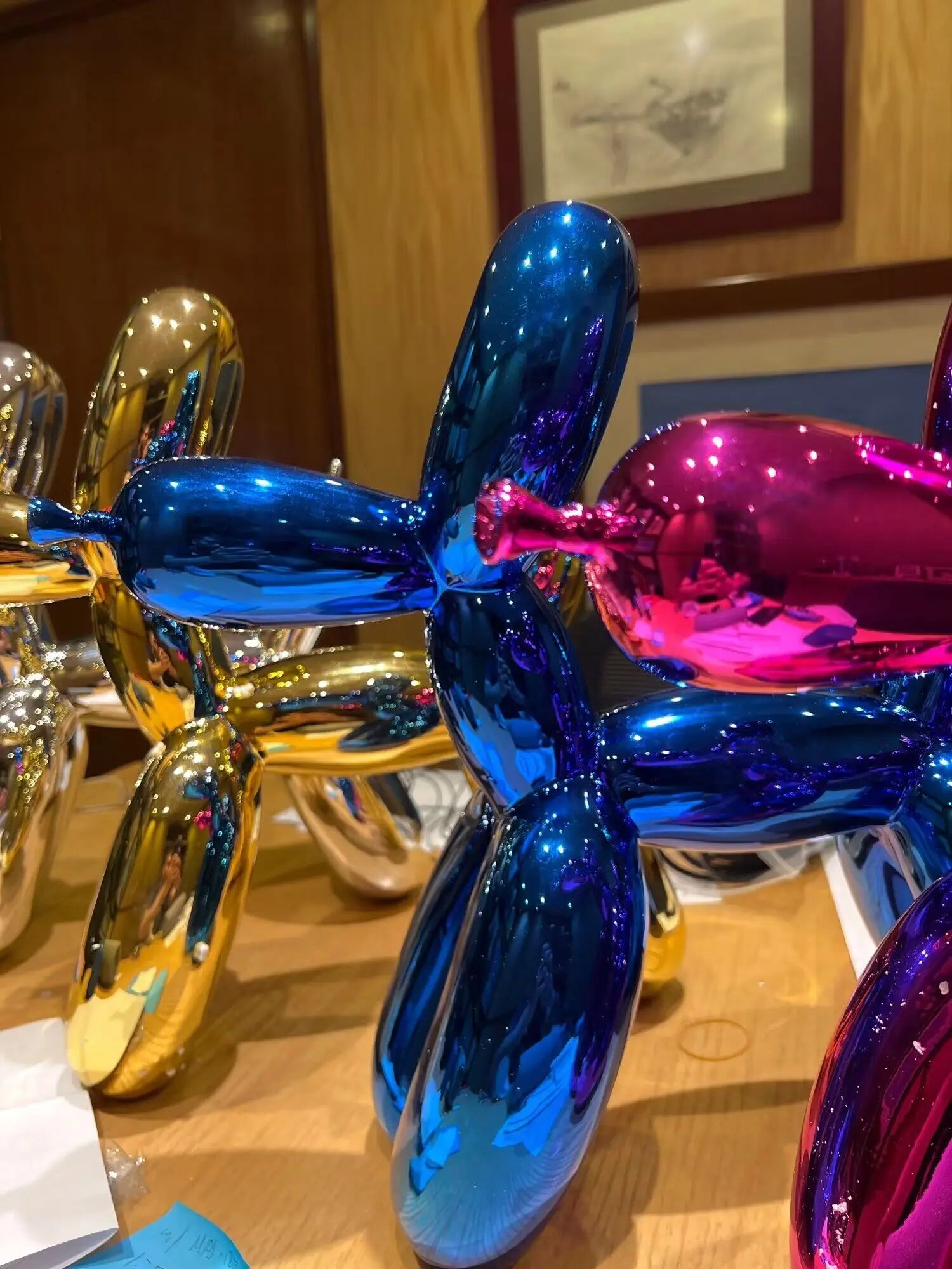Close-up of the plating and details on the JONLALA balloon dog sculpture.