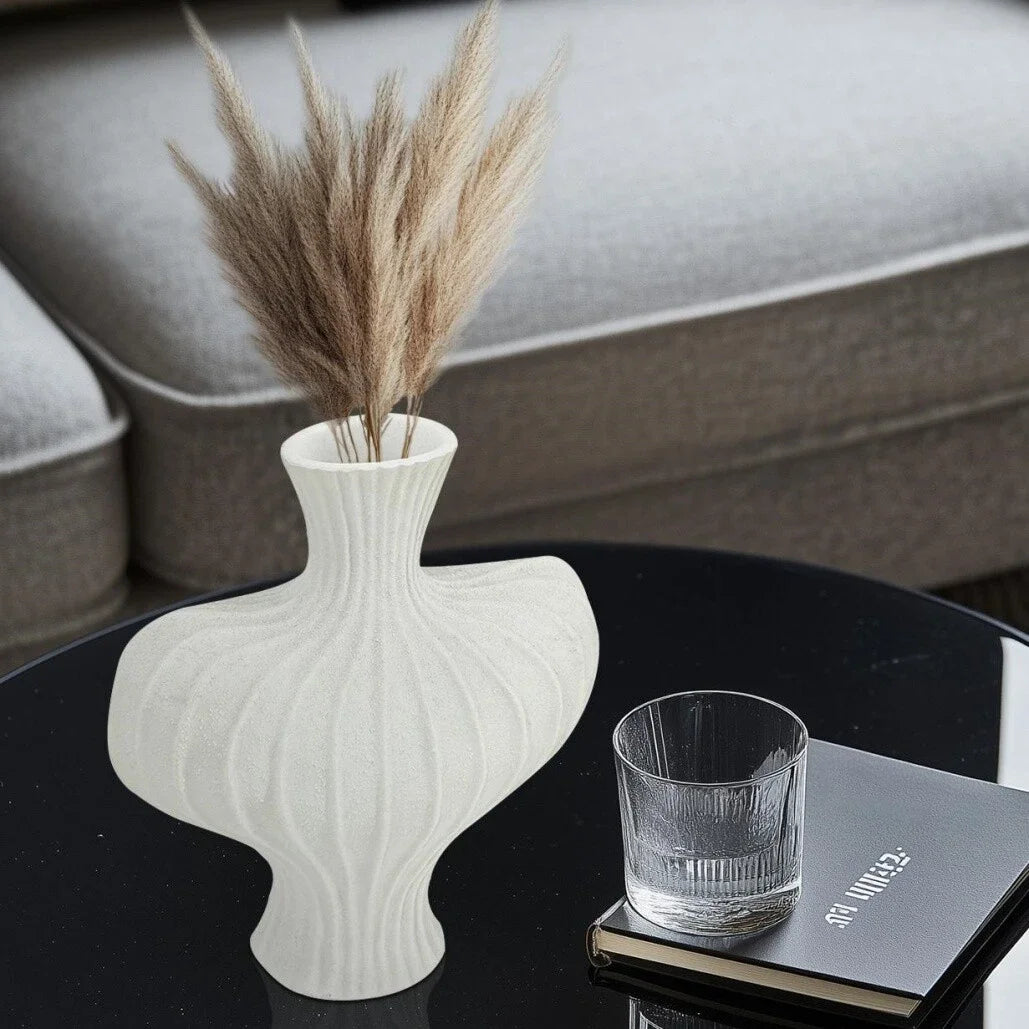 LUVODI Resin Heart-Shaped Flower Vase – Sculptural Tabletop Centrepiece